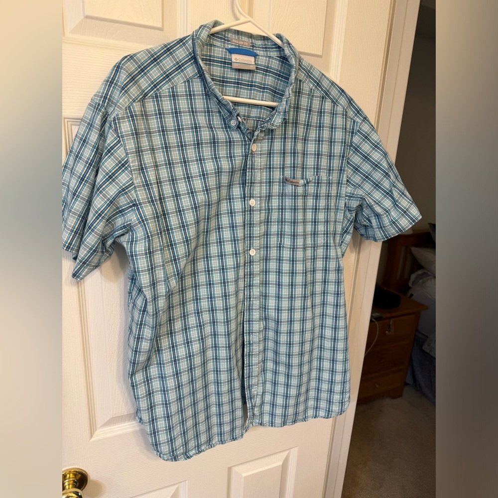 Columbia short sleeve shirt. Size XL
